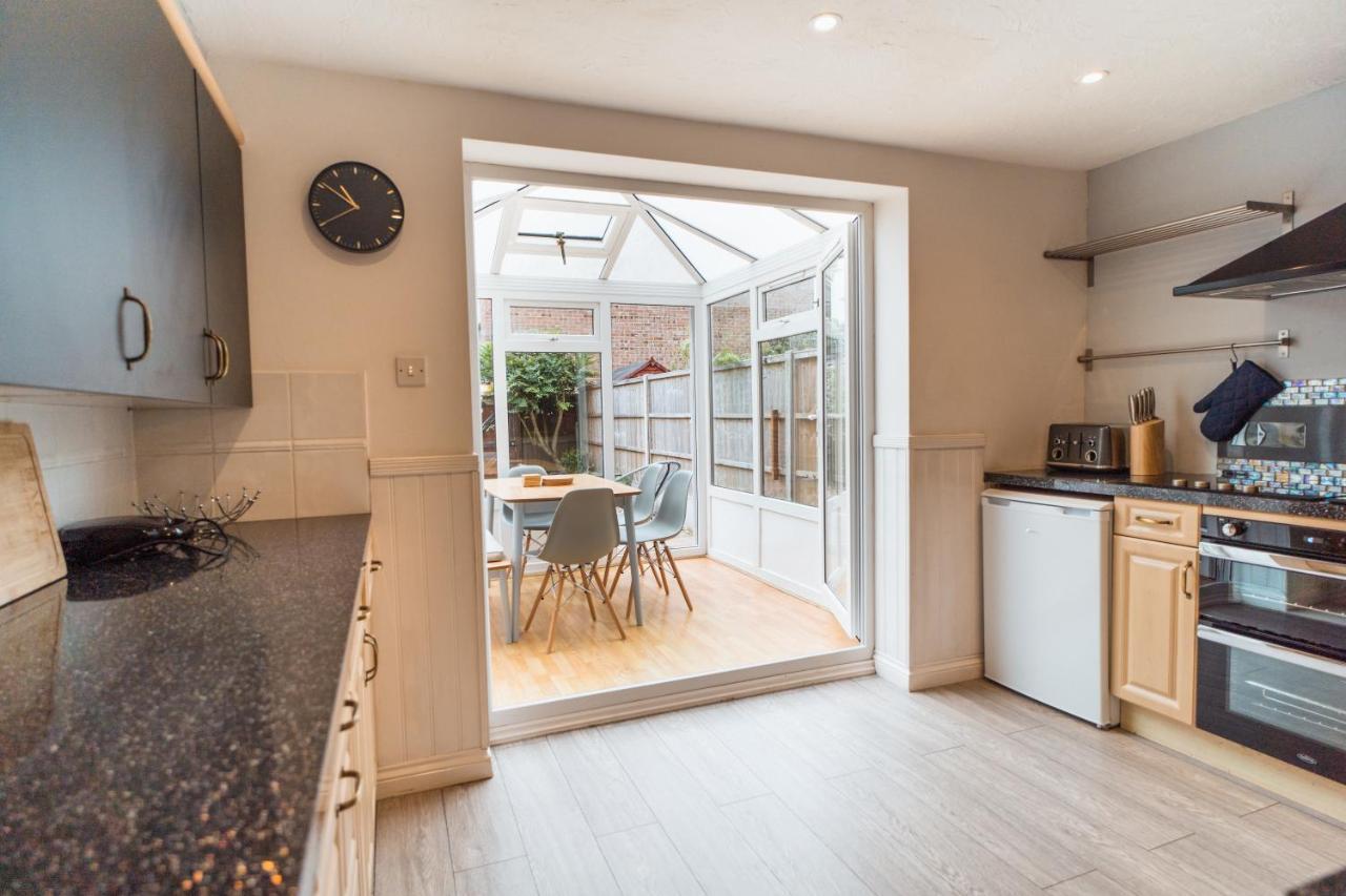 Beautiful Town House With Private Garden And Patio Villa Canford Magna Buitenkant foto