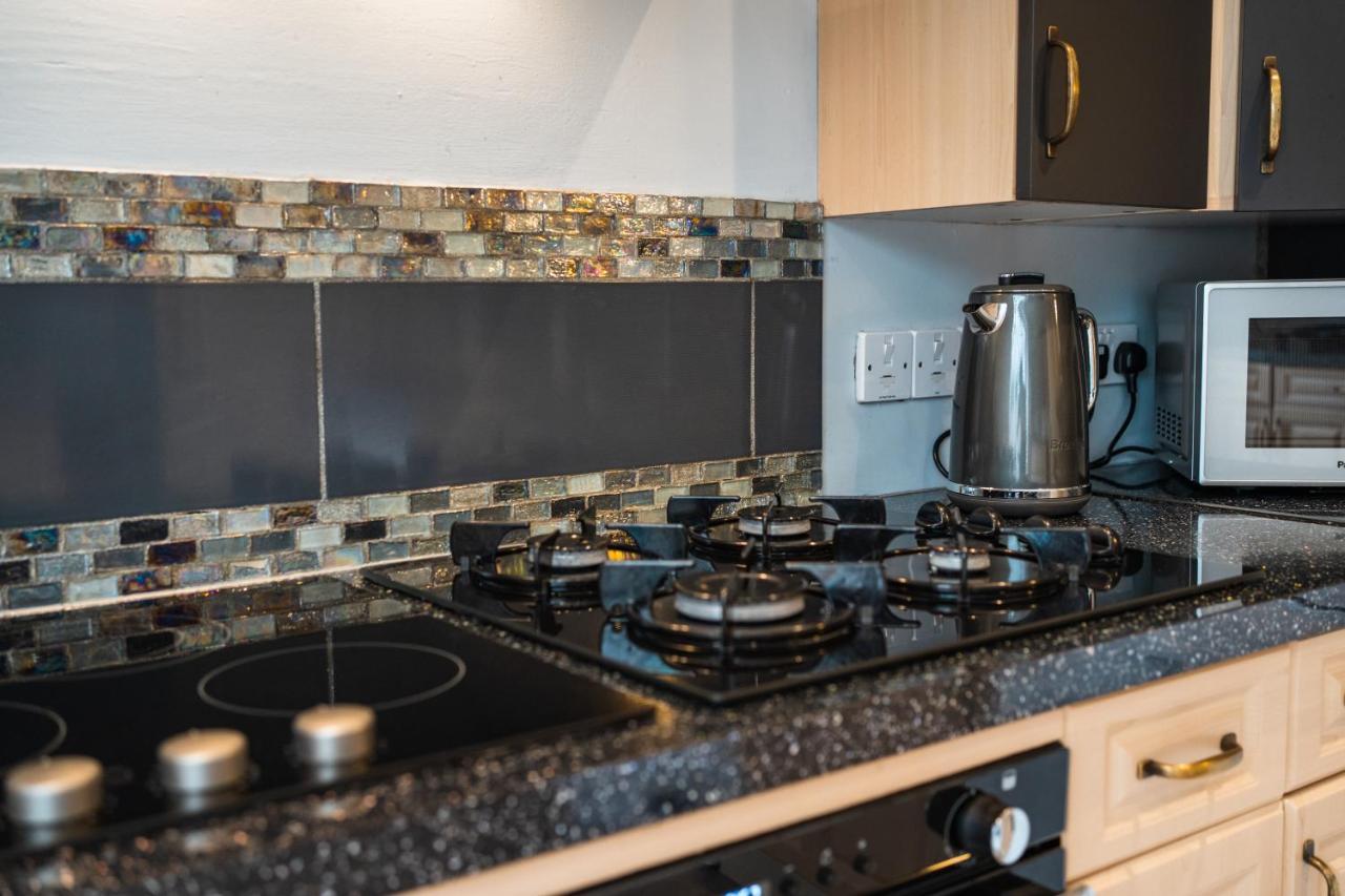 Beautiful Town House With Private Garden And Patio Villa Canford Magna Buitenkant foto
